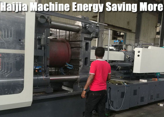 Máquina automatizada da modelação por injeção do polímero, caneca plástica que faz a máquina