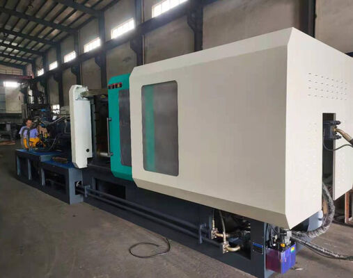 Máquina de moldagem por injeção hidráulica de 450 mm com altura de molde mínima de 100 a 300 mm e potência térmica de 17,25 kW garantindo a produção de peças plásticas